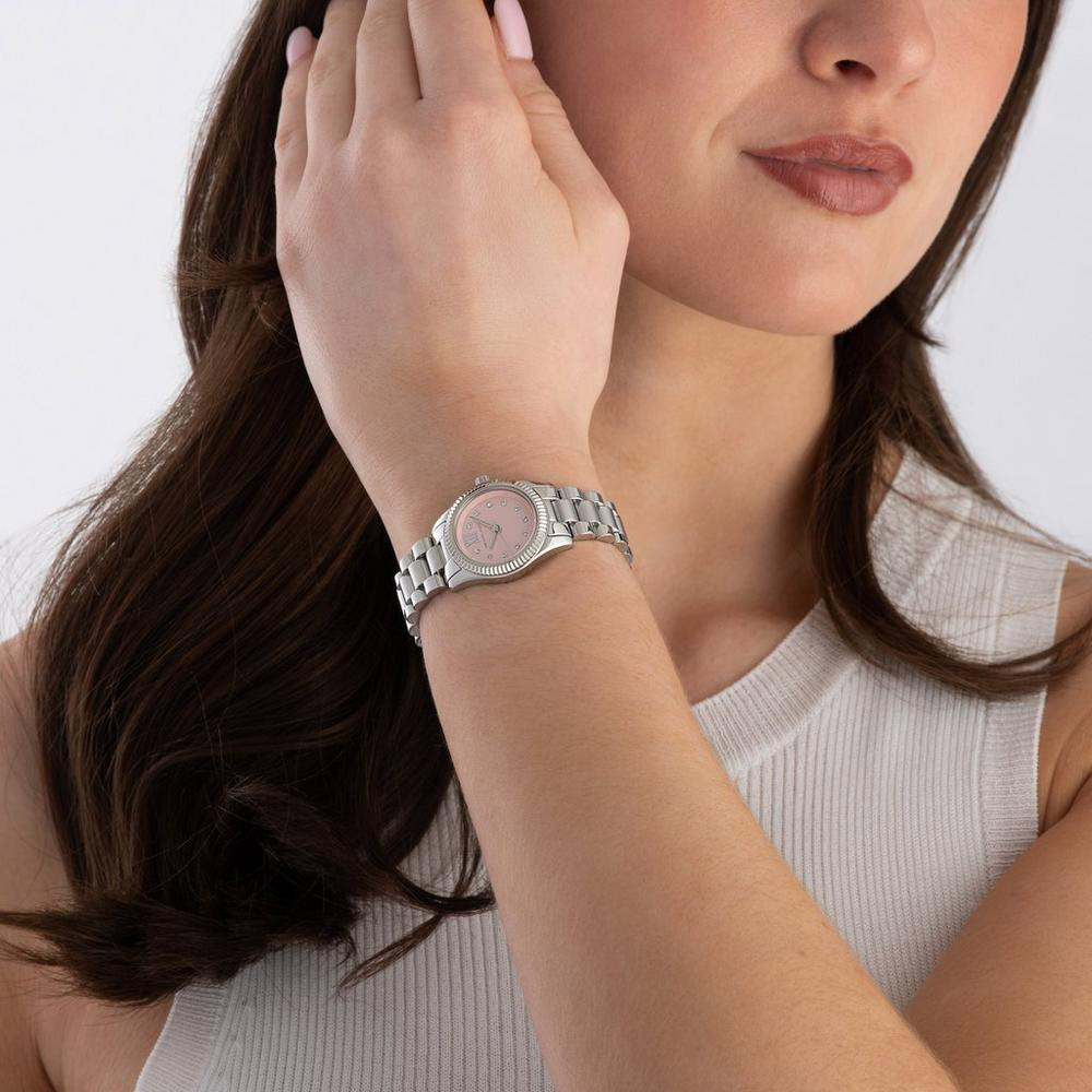 Đồng hồ Michael Kors Petite Lexington MK4996 26mm khi đeo