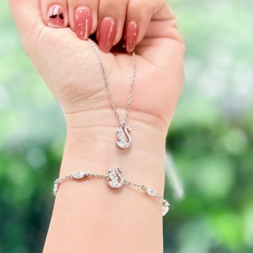 Lắc tay Swarovski 5758682 Swan Bracelet trên cổ tay