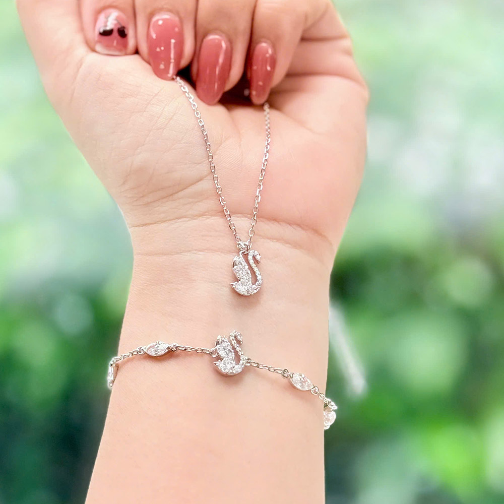 Lắc tay Swarovski 5758682 Swan Bracelet trên cổ tay