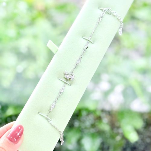 Cận cảnh Swarovski 5758682 Swan Bracelet và mô-típ thiên nga