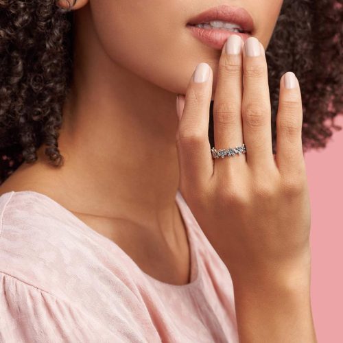 Nhẫn Pandora Daisy Flower 190934CZ khi đeo
