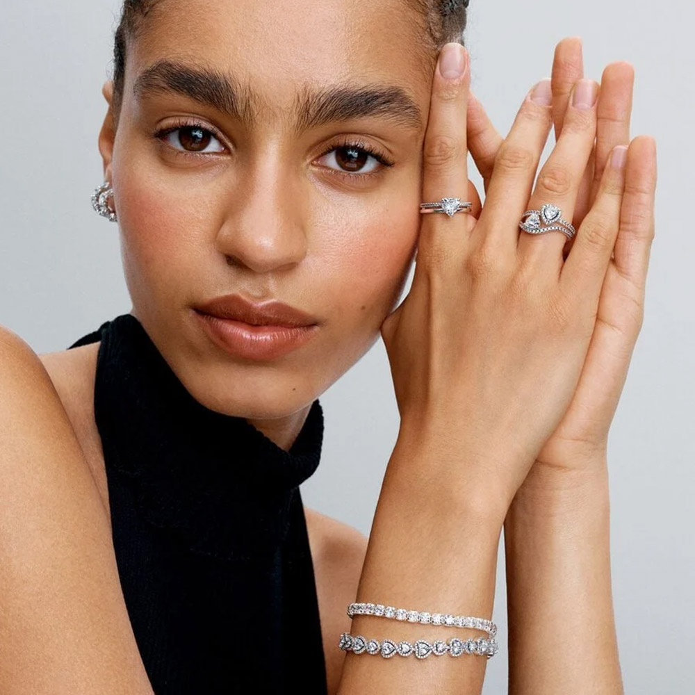 Nhẫn Pandora Double Band Heart 193100C01 khi đeo