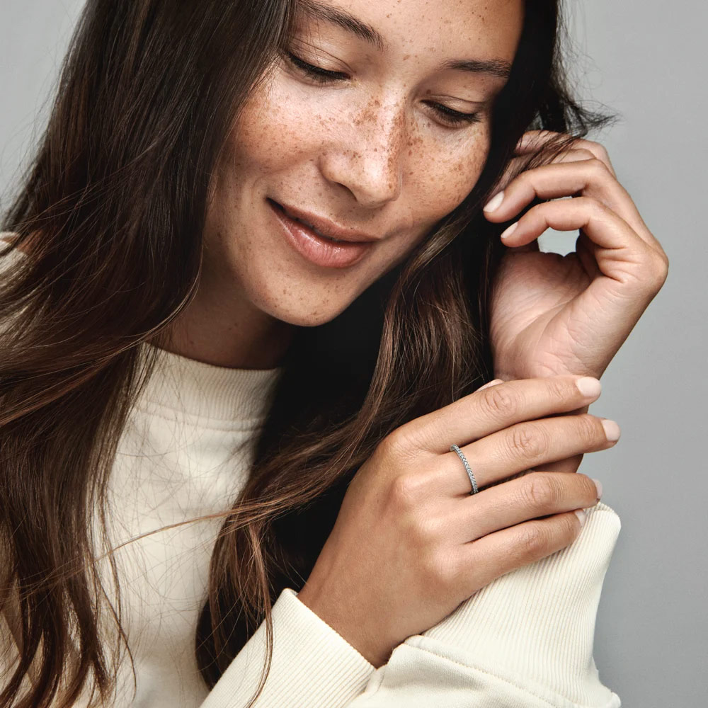 Nhẫn Pandora Sparkling Band 192999C01 khi đeo