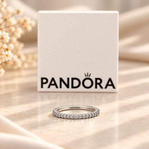 Nhẫn Pandora Sparkling Band 192999C01 bằng bạc sterling với hàng Cubic Zirconia trong suốt dạng pavé.