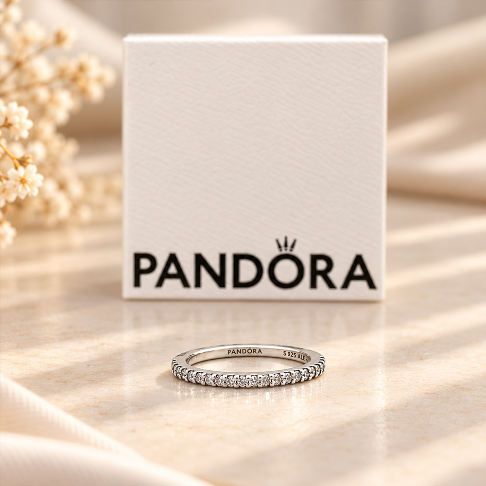 Nhẫn Pandora Sparkling Band 192999C01 bằng bạc sterling với hàng Cubic Zirconia trong suốt dạng pavé.