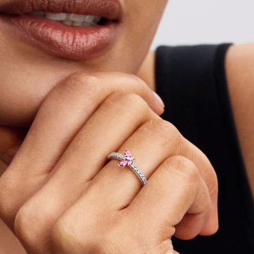 Nhẫn Pandora Sparkling Butterfly 194269C02 khi đeo