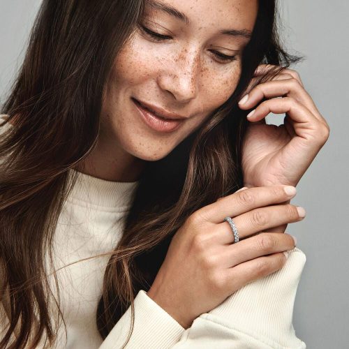 Nhẫn Pandora Sparkling Row Eternity 190050C01 khi đeo