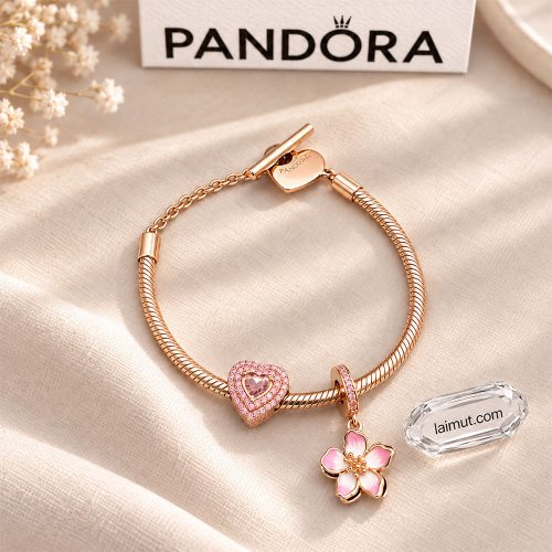 Vòng Pandora mix charm Blossoming Love phối charm hoa anh đào và trái tim tông vàng hồng.