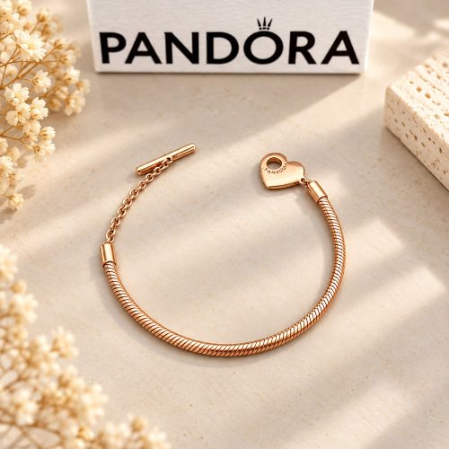 Ảnh thực tế vòng charm Pandora Moments Heart T-Bar 589285C00 tại Laimut