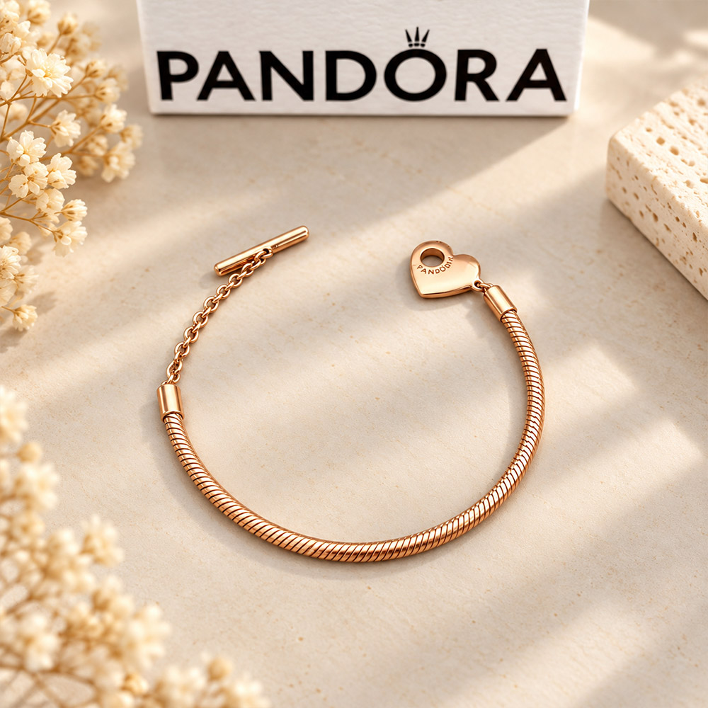 Ảnh thực tế vòng charm Pandora Moments Heart T-Bar 589285C00 tại Laimut