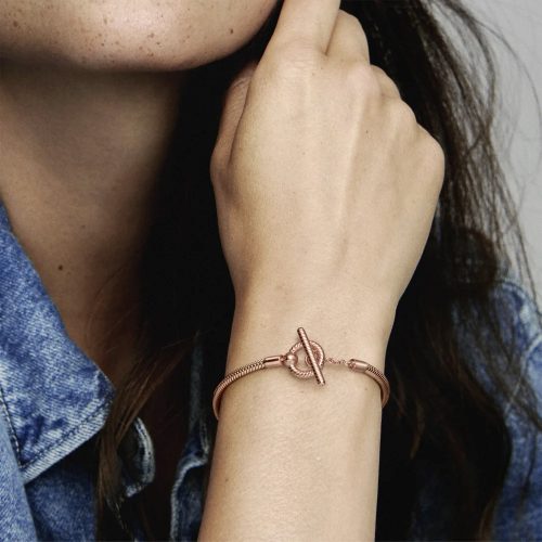 Vòng charm Pandora Moments T-Bar Snake Chain 589087C00 khi đeo