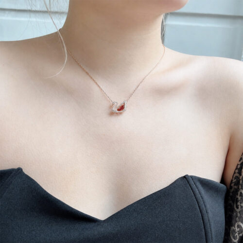 Dây chuyền Swarovski 5614123 chính hãng | Swan Pendant | Ảnh mẫu đeo cổ