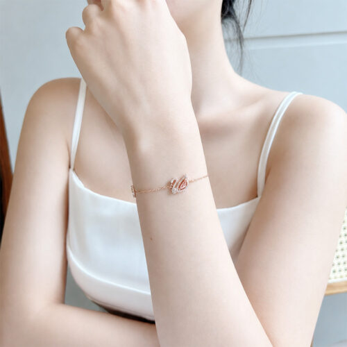 Lắc tay Swarovski 5485876 5472271 chính hãng | Dazzling Swan Bracelet | Ảnh mẫu đeo