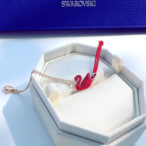 Lắc Tay Swarovski Thiên Nga Đỏ Red Iconic Swan Bracelet 5465403