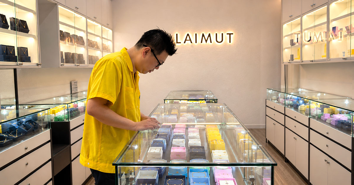 Laimut | Laimut.com | Khách hàng mua sắm tại cửa hàng laimut quận 3