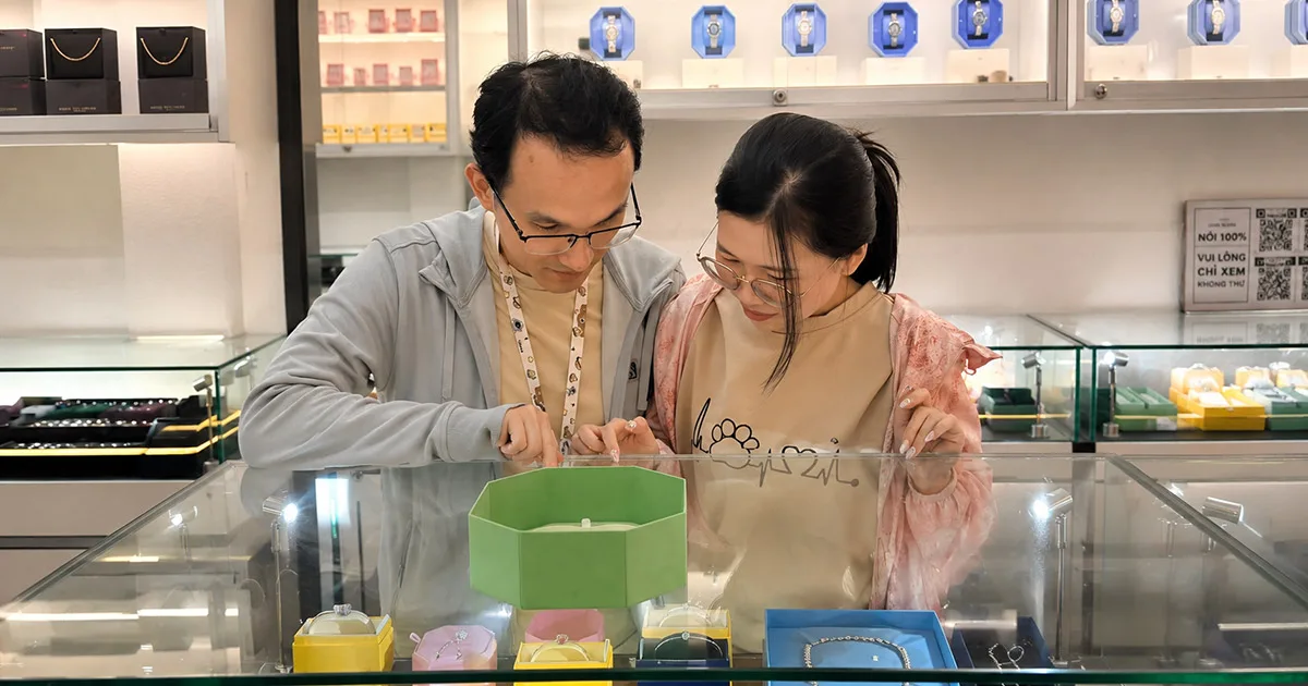 Laimut | Laimut.com | Khách hàng mua sắm tại cửa hàng laimut quận 3