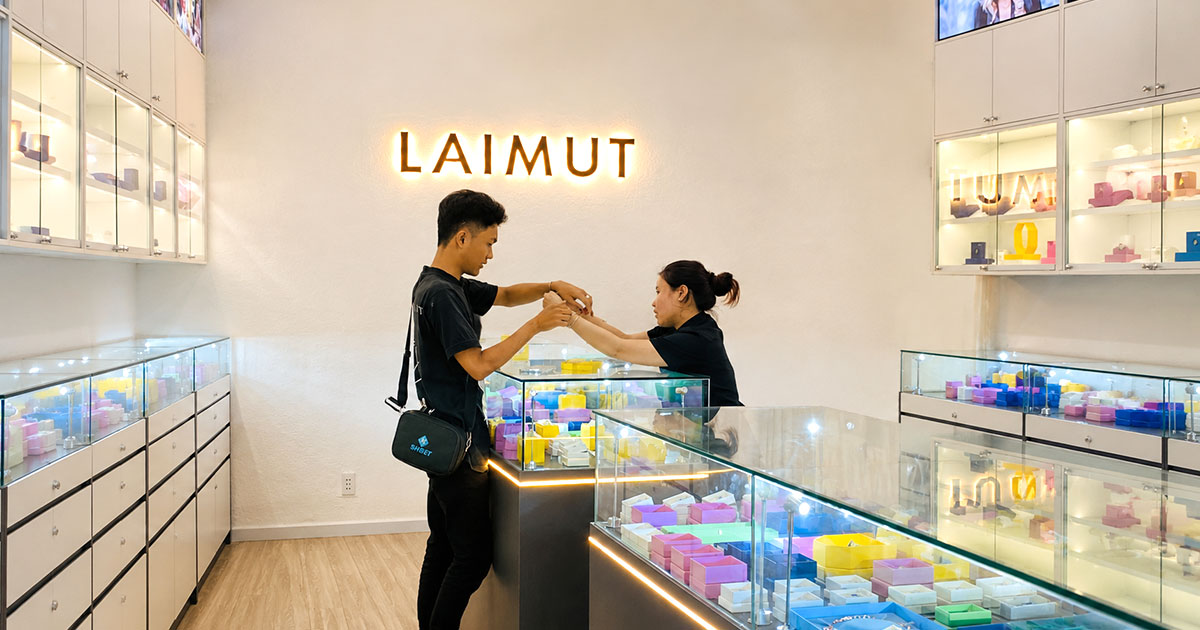 Khách hàng mua sắm tại cửa hàng laimut quận 3
